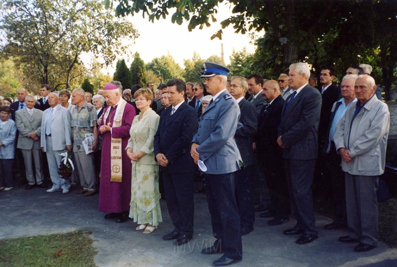 KKE 3309.jpg - Poświecenie symbolicznej mogiły pamięci zbrodni kresowej na cmentarzu komunalnym w Olsztynie, Olsztyn, 2003 r.
